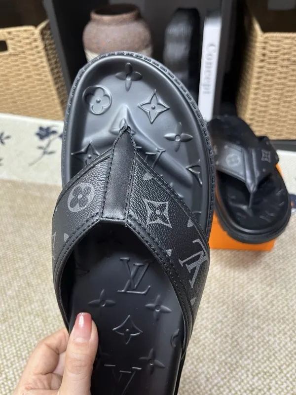 P270🏆Louis Vuitton 🏆[Louis Vuitton] Spring/Summer 2025 [Men's Flip Flops] 🎯🎯As an active family in the fashion industry ⭐ Lv is characterized by bold innovation ⚡Create this casual business style for Chinese fashionable men ✨The fabric is made of imported high-grade cowhide 🔥 Clean and neat ⚡Fashionable and elegant🌹Breathable, sweat-absorbent and deodorant👈So luxurious, high-end and domineering. 👍Must be sold if you repost the picture. Number of yards: 38--46. Color: 🎉 For large quantities. Welcome to repost.
